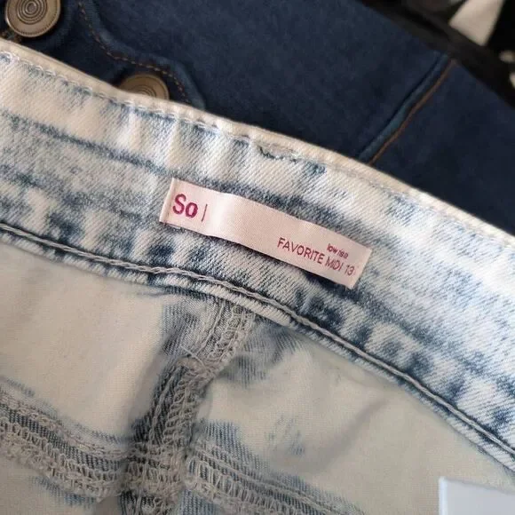 SO Juniors Low Rise Favorite Midi Acid Wash Shorts - Picture 3 of 3